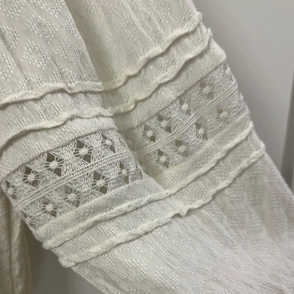 Chic White Blouse with Delicate Lace and Flowy Sleeves - Picture 3 of 5